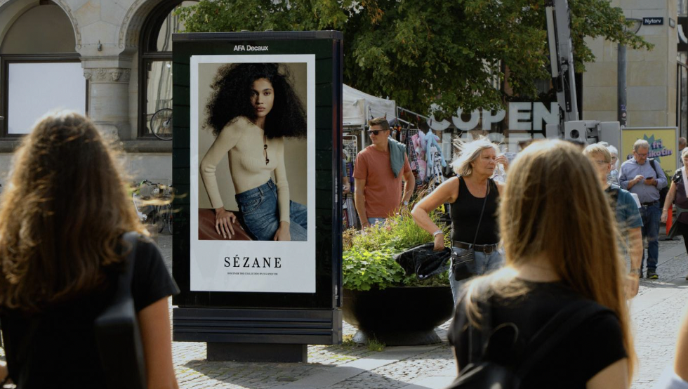 Digital City Copenhagen - Digital AFA Decaux skærm med Sézane reklame på travl gågade