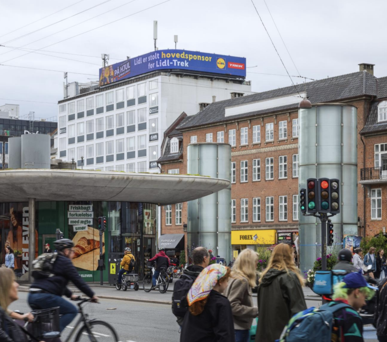 Megaboard ved Nørreport Station - Digital skærm på taget af bygning med høj fodgængertrafik