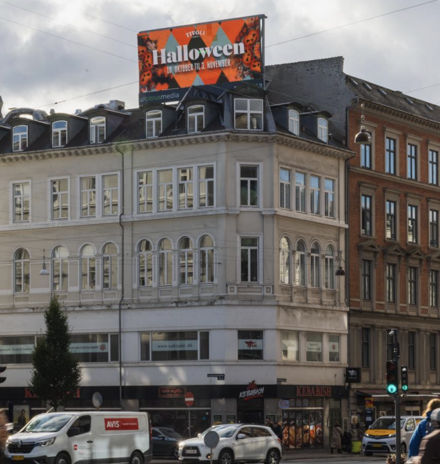 Megaboard ved Vesterbrogade - Digital skærm på taget af hjørnebygning med biltrafik
