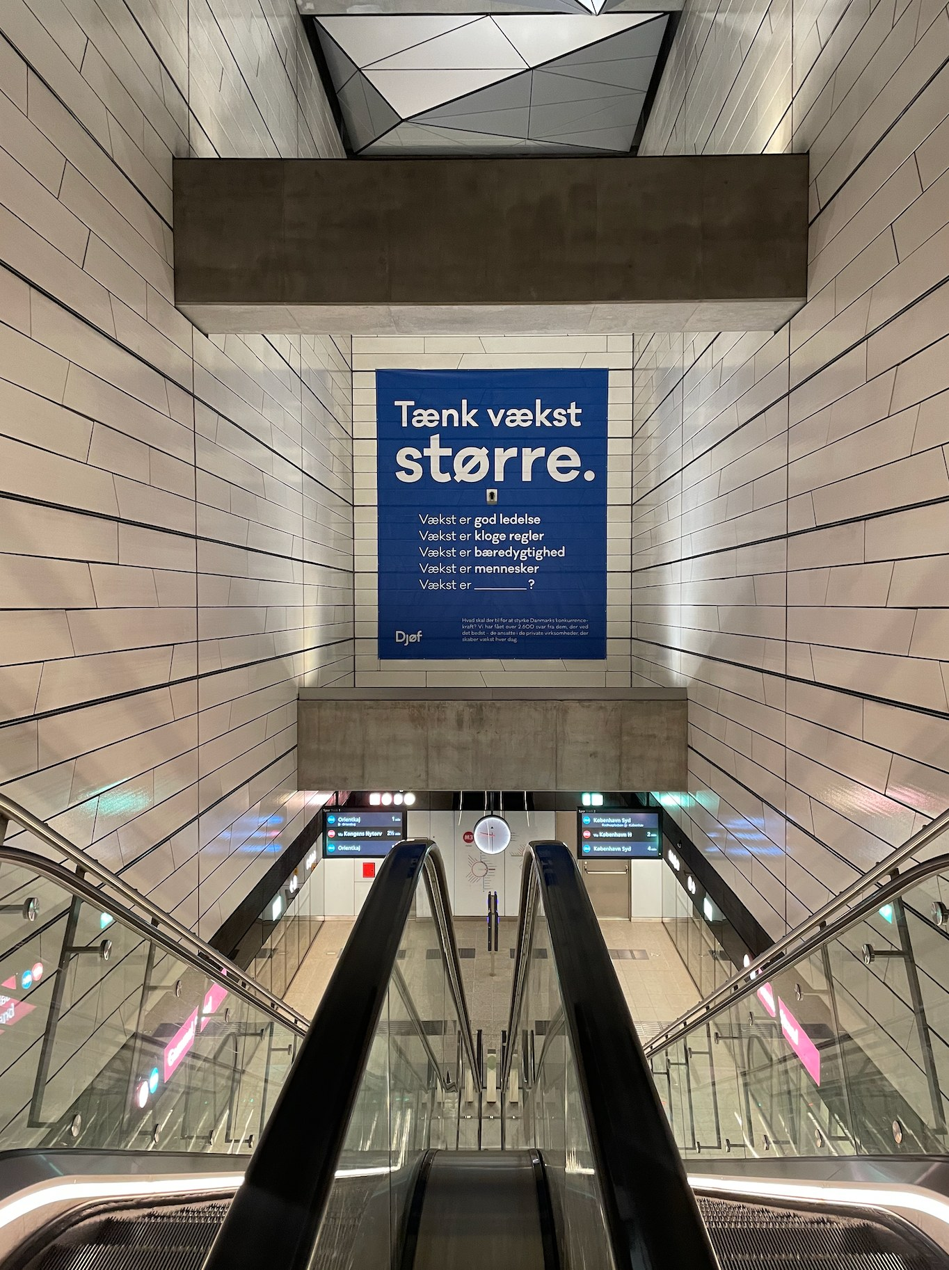 Wall Banner i Metro - eksempel fra rulletrapper