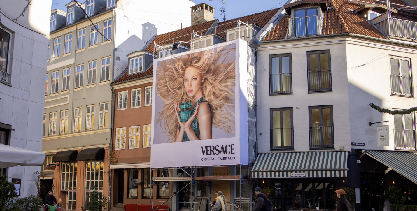 Store Regnegade 22 - Versace Crystal Emerald stilladsbanner i Indre By